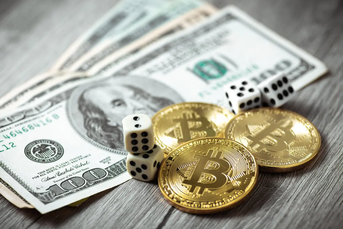 Den amerikanske dollar er blandt de yngste valuta i verden - men er samtidig blevet verdens største. Siden er kommet en helt ny type penge, de såkaldte kryptovaluta - mest berømt er bitcoins. (Foto: Adobe)