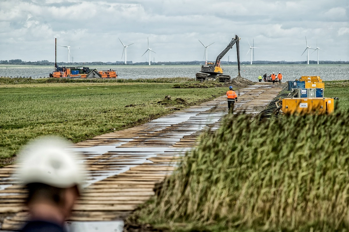 Det er især prisen på elektricitet der trækker inflationen op - danskernes elregning er steget med 1,1 % det sidste år. Her ilandføring af det såkaldte COBRA-søkabel på Fanø. (Foto: Energinet)