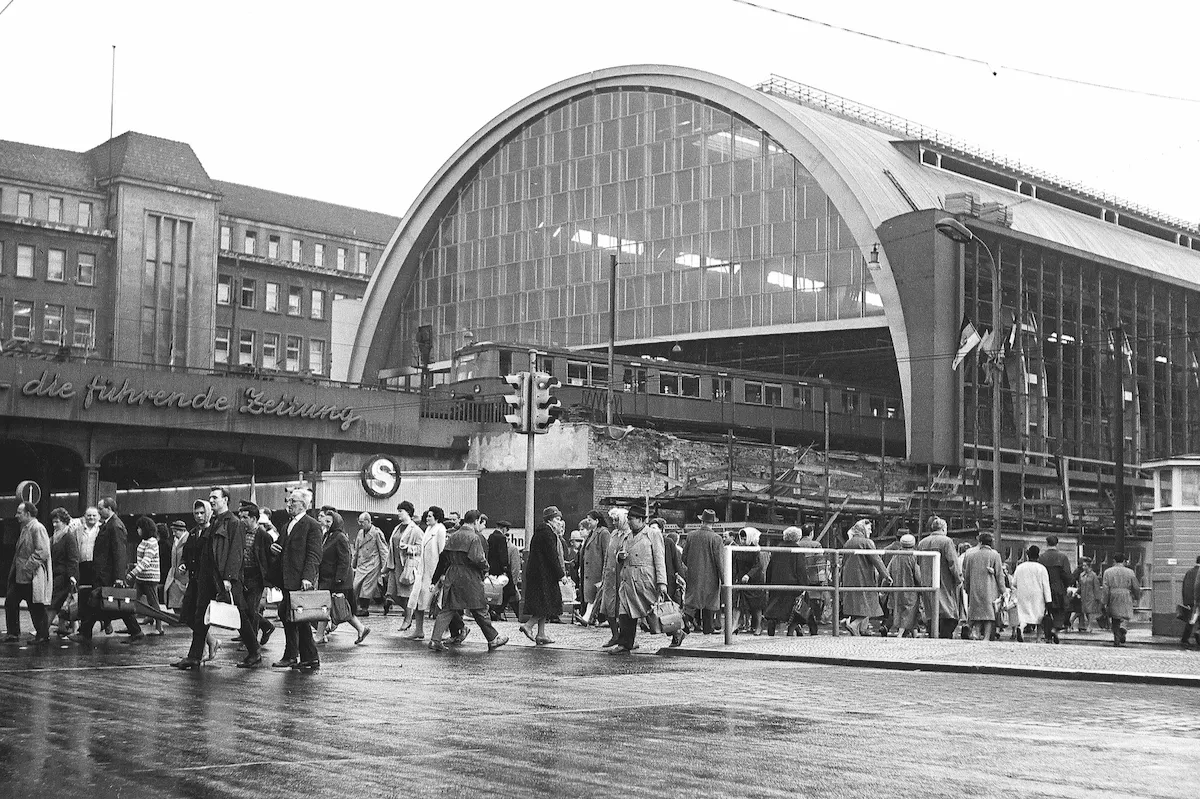 Billede fra Østberlin i 1964, før murens fald: Trængsel på den fortravlede S-bahnhof på Alexanderplatz. (Foto: Deutsche Bahn)