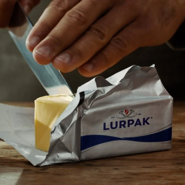 Lurpak er et dansk smørmærke, der siden 2012 har været ejet af Arla Foods. Inden da var Lurpak-mærket ejet af Mejeriforeningen, og alle mejerier i Danmark kunne producere Lurpak på licens. (Foto: Arla)