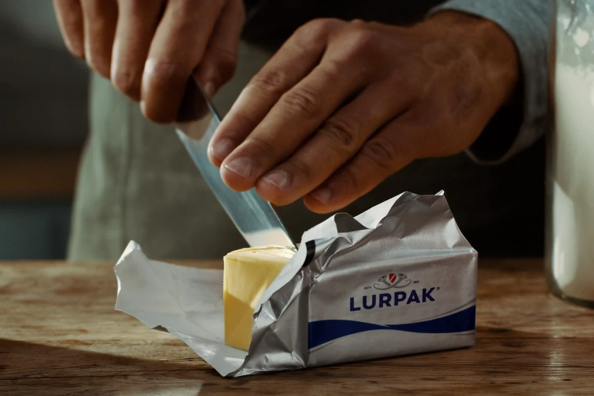 Lurpak er et dansk smørmærke, der siden 2012 har været ejet af Arla Foods. Inden da var Lurpak-mærket ejet af Mejeriforeningen, og alle mejerier i Danmark kunne producere Lurpak på licens. (Foto: Arla)