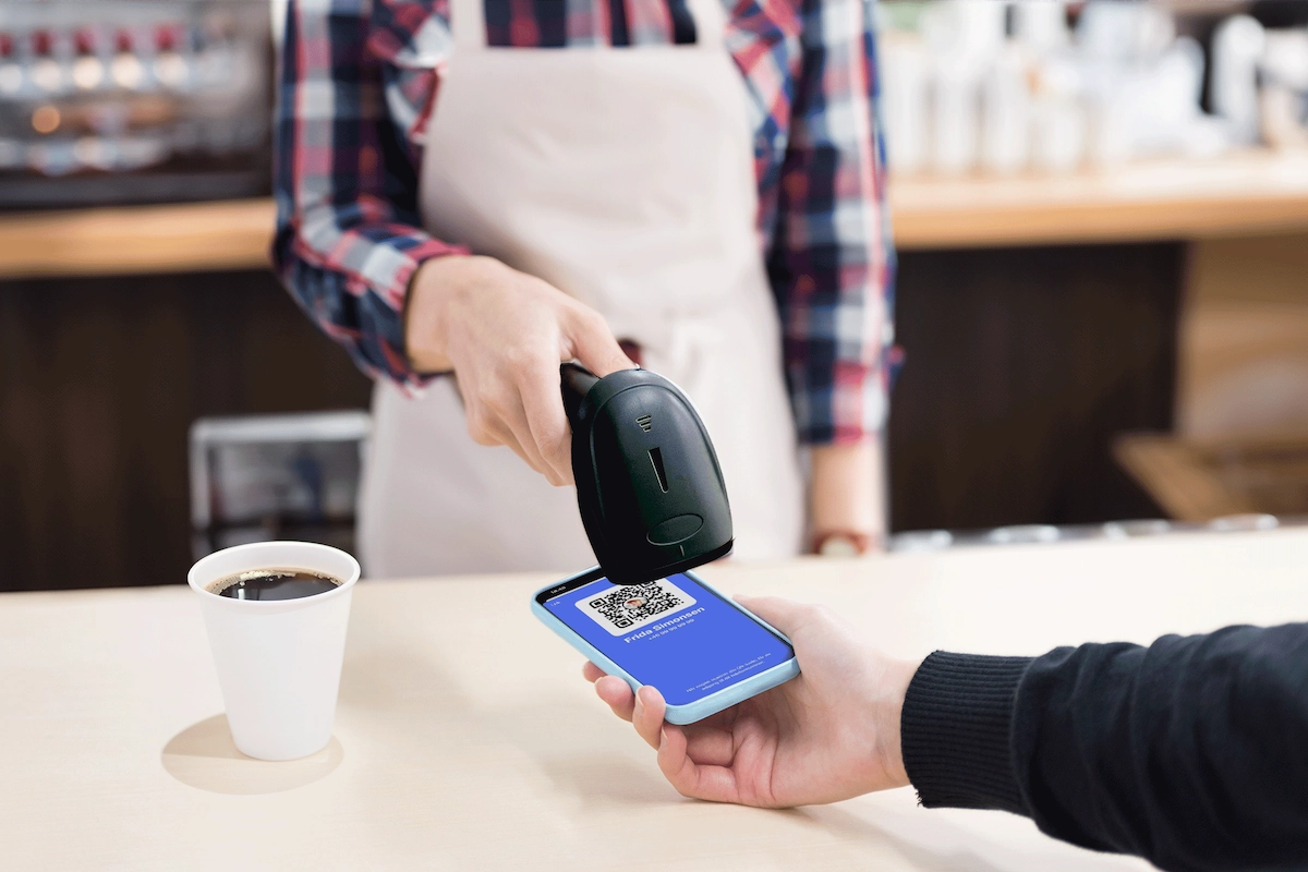 Kontantløse tjenester som MobilePay og Swipe bliver i dag brugt i sammenhæng, hvor kontanter tidligere var nødvendige. Blandt andet til loppemarkeder og ved køb af Hus Forbi. (Foto: MobilePay)