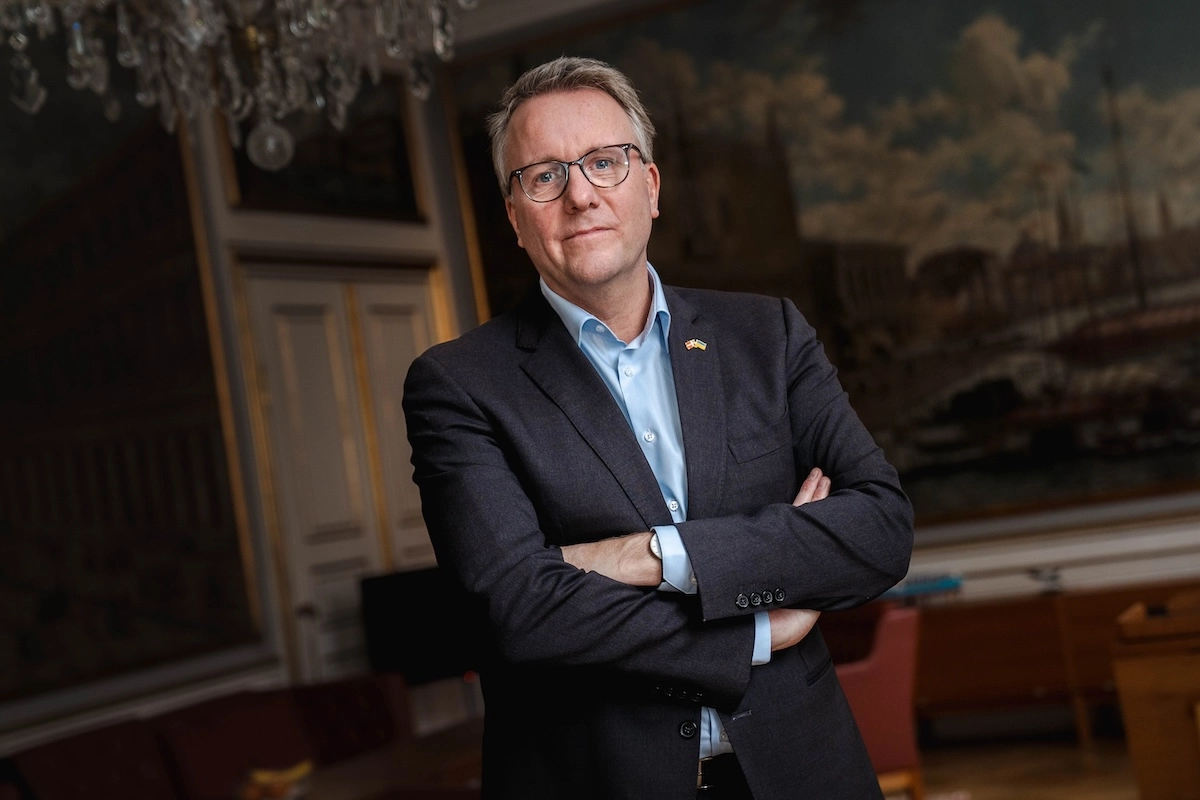 Socialdemokraten Morten Bødskov på sit ministerkontor i Erhvervsministeriet. Han står i spidsen for udfasningen af 1000-kronesedlen i Danmark. (Foto: Erhvervsministeriet)