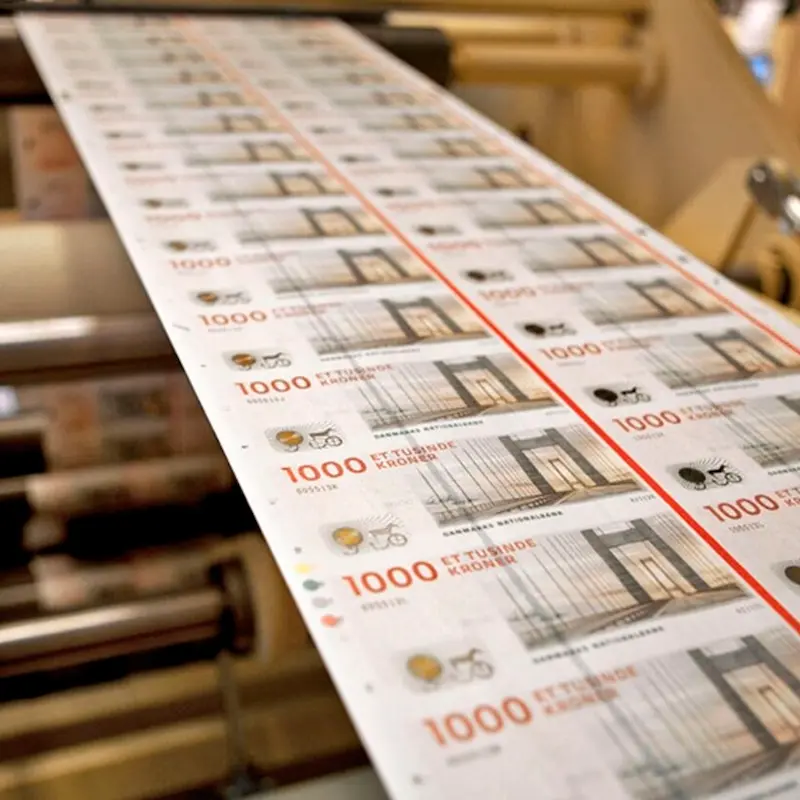 1000-kronesedler trykkes i Nationalbanken. Inflation kan opstå når der trykkes for mange pengesedler